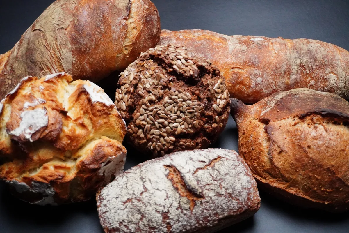 Auswahl verschiedener handwerklich gebackener Brote der Bäckerei Furter
