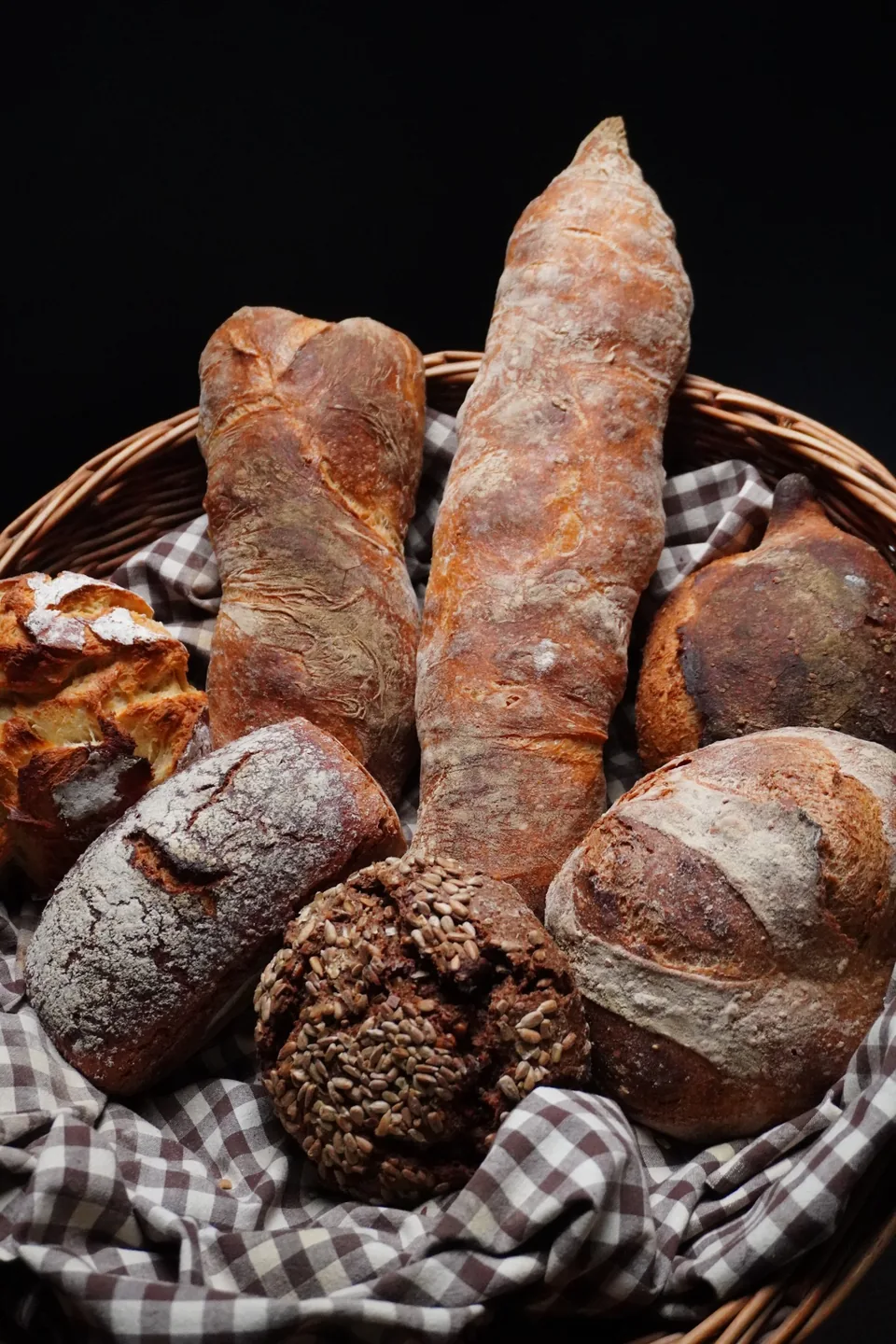 Korb mit handwerklich gebackenen Broten der Bäckerei Furter