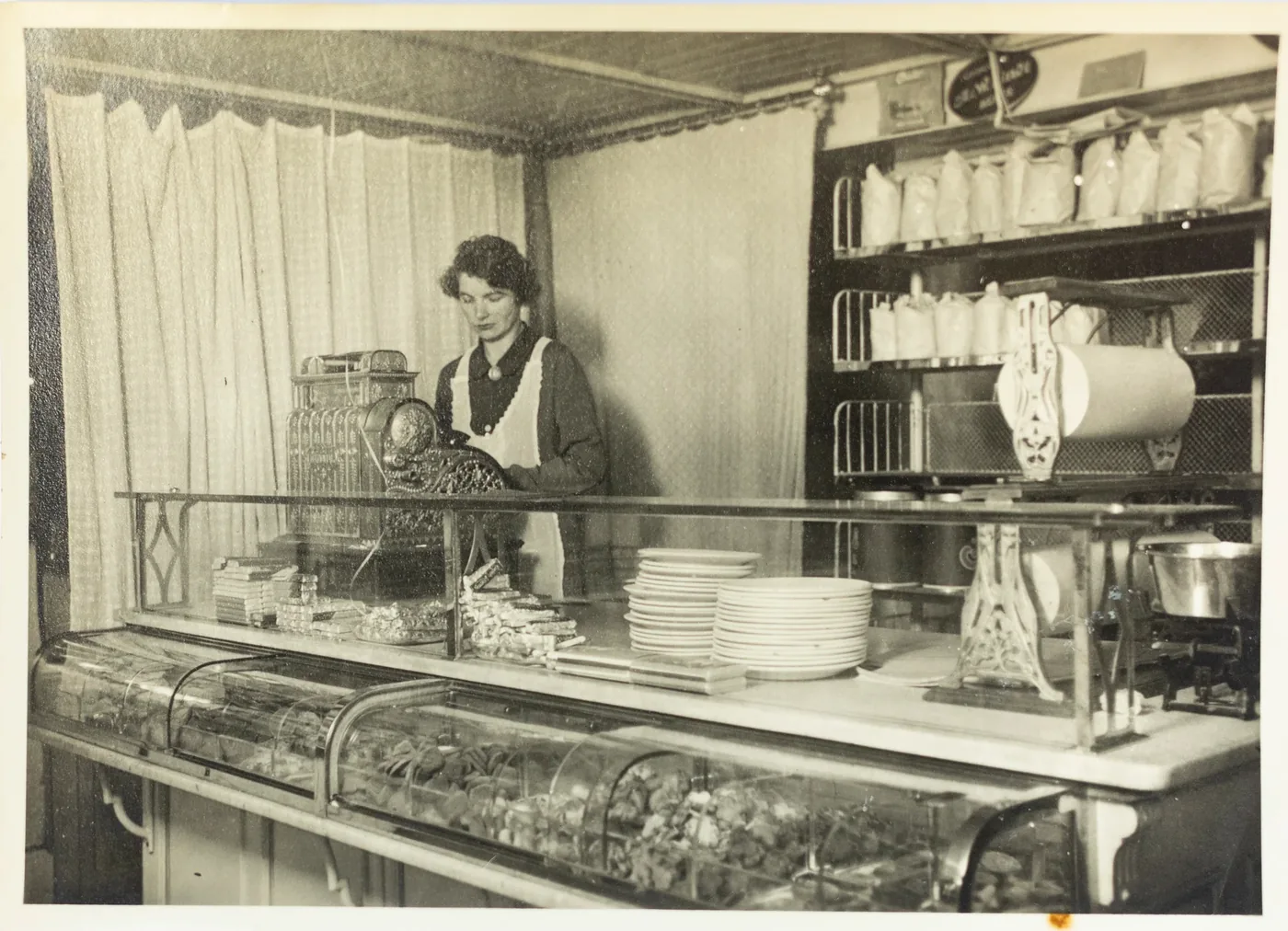 Verkauf hinter der Theke – historische Aufnahme der Bäckerei Furter