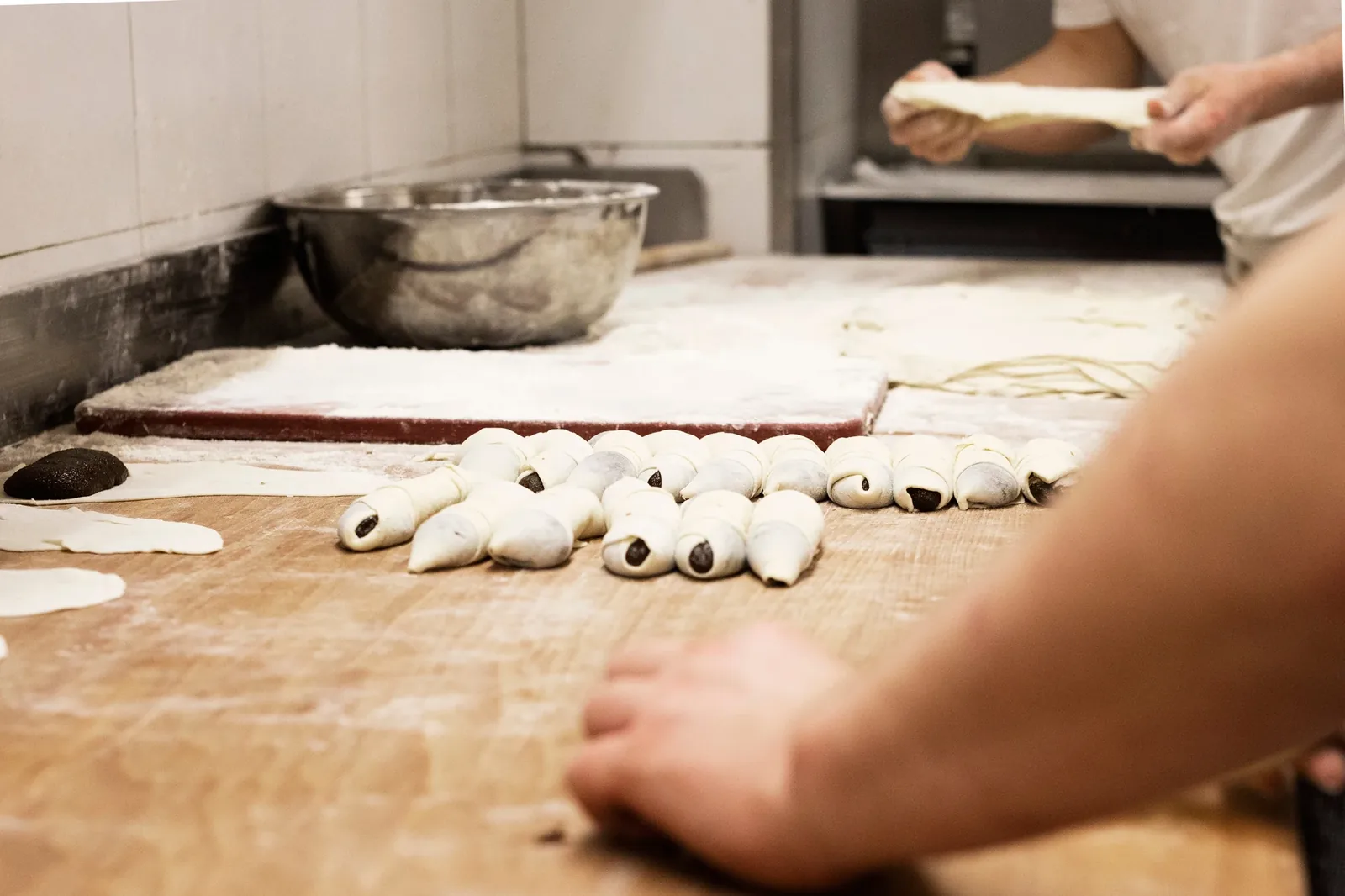 Handarbeit in der Backstube der Bäckerei Furter